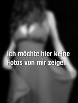 Eine unscharfe Person in einem Kleid mit dem Text "Ich möchte hier keine Fotos von mir zeigen" im Vordergrund.